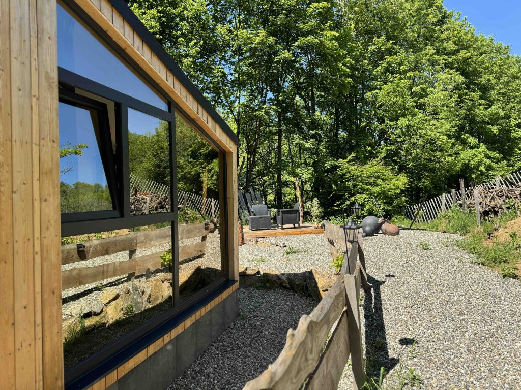 Vue depuis la chambre sur l'espace extérieur, Tiny House Petite Ourse, Alsace