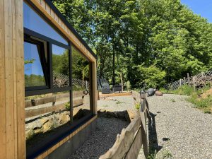 Vue depuis la chambre sur l'espace extérieur, Tiny House Petite Ourse, Alsace