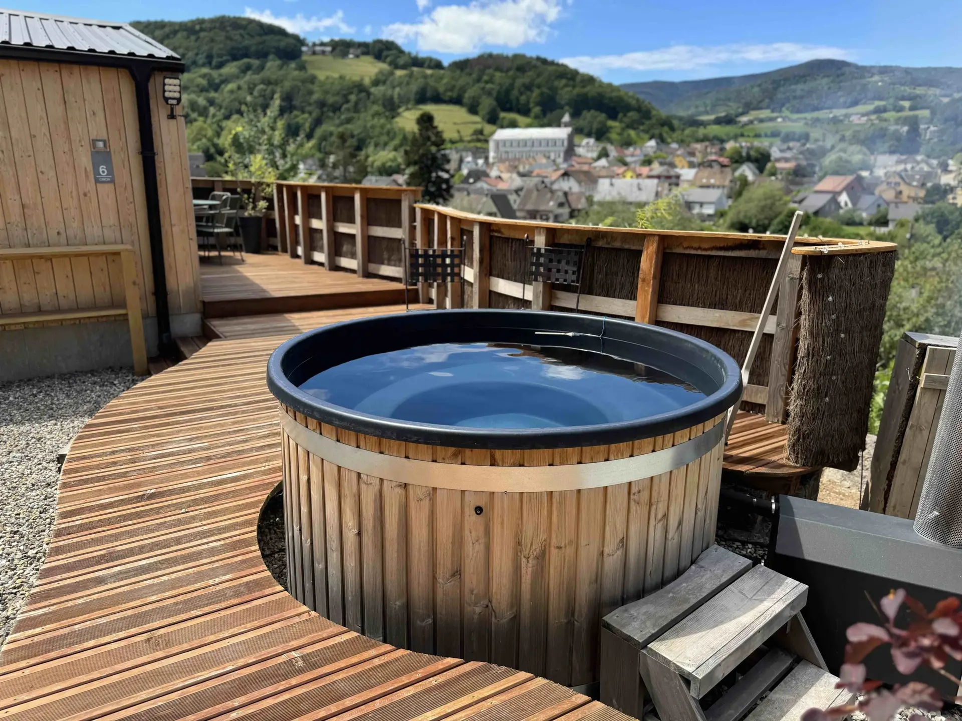 Bain nordique privatif en été sur la terrasse, Tiny House Orion, Alsace