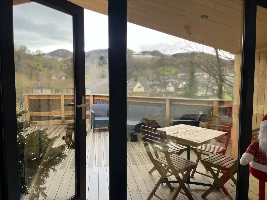Terrasse avec table et vue sur le village, Tiny House Cassiopée, Alsace