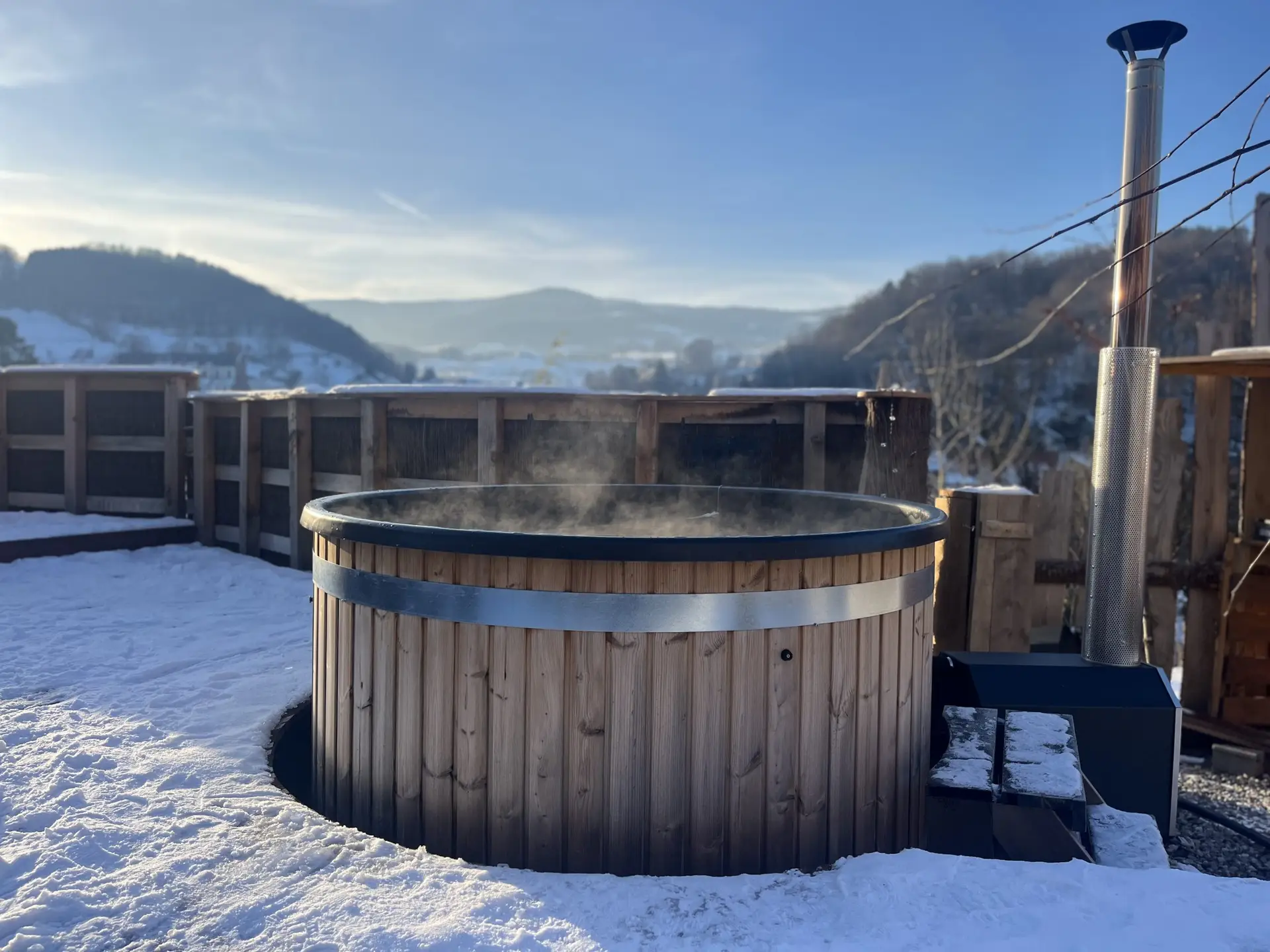 Bain nordique fumant sous la neige, Tiny House Orion, Alsace en hiver