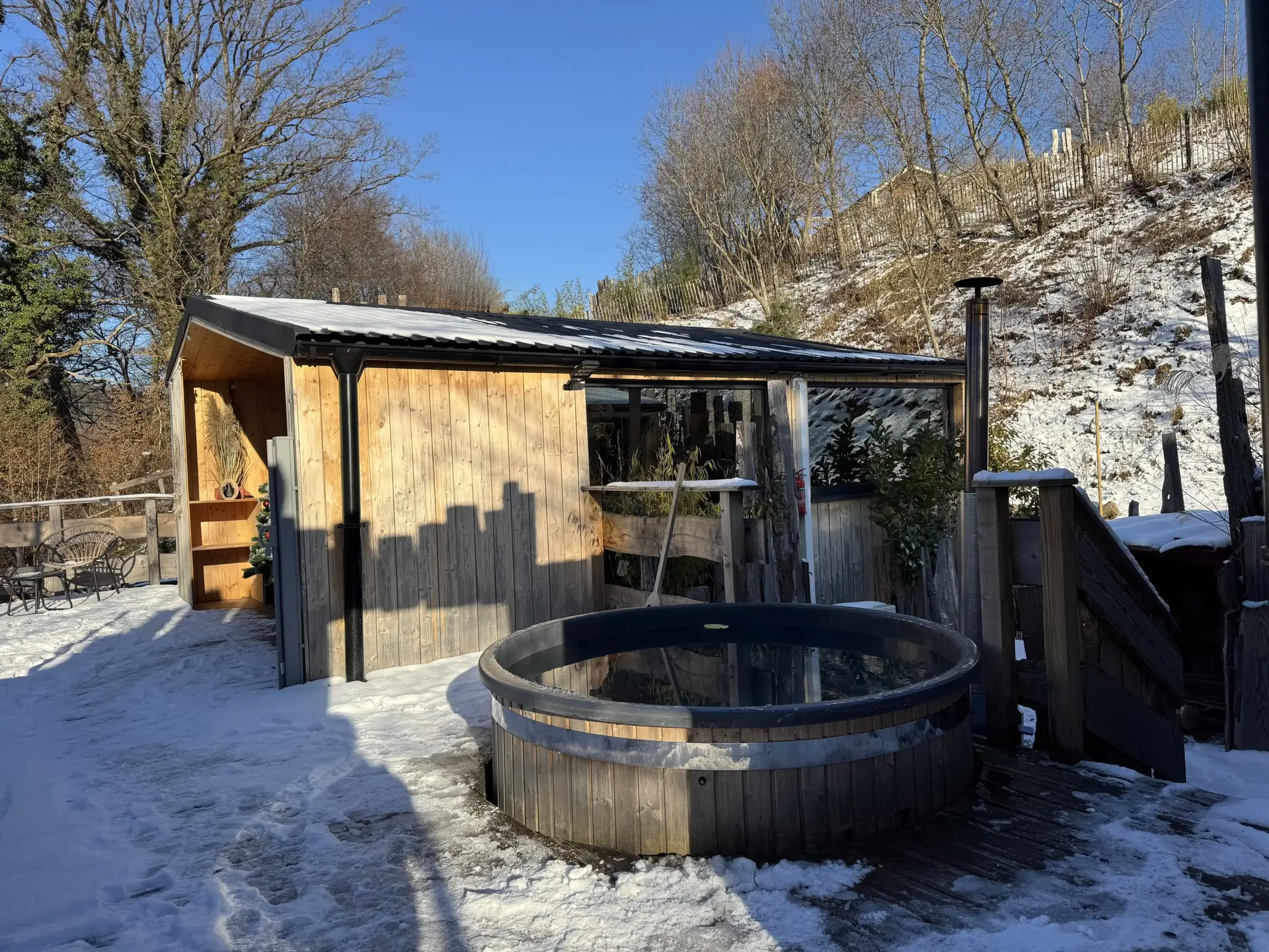 Bain nordique fumant sous la neige, Tiny House Céphée, Alsace en hiver