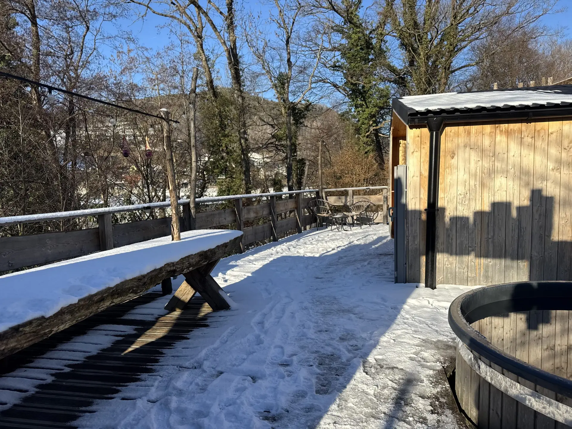 Banc et bain nordique enneigés, Tiny House Céphée, Alsace en hiver