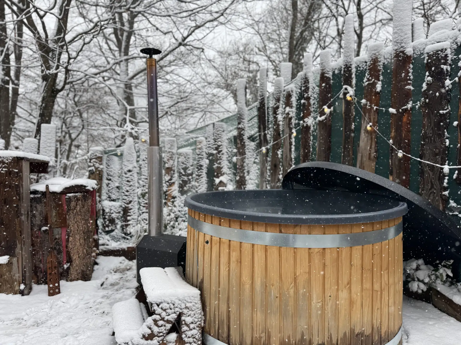Bain nordique fumant sous la neige, Tiny House Pégase, Alsace en hiver