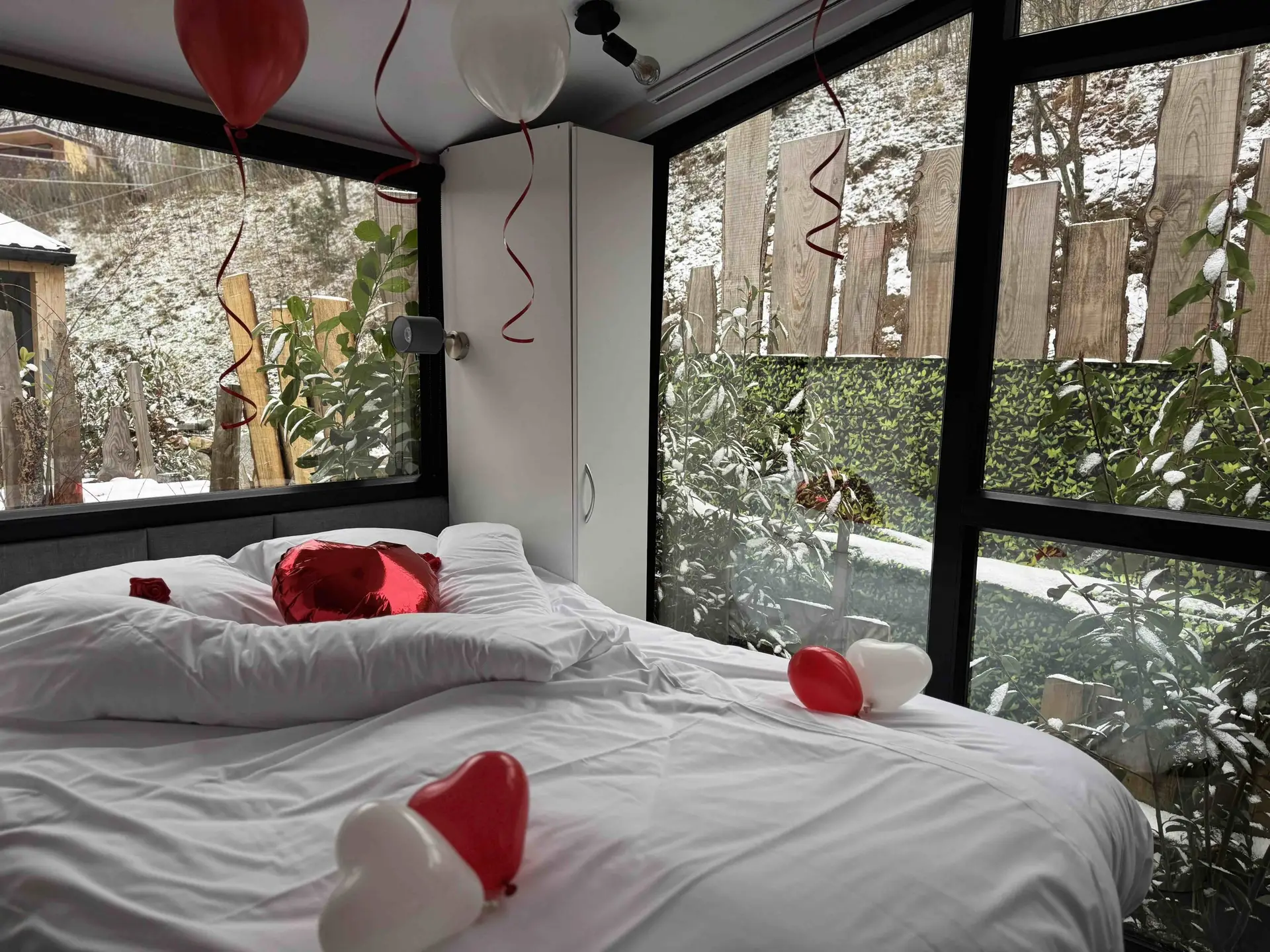 Lit décoré de cœurs et guirlandes pour un séjour romantique, Tiny House Aigle