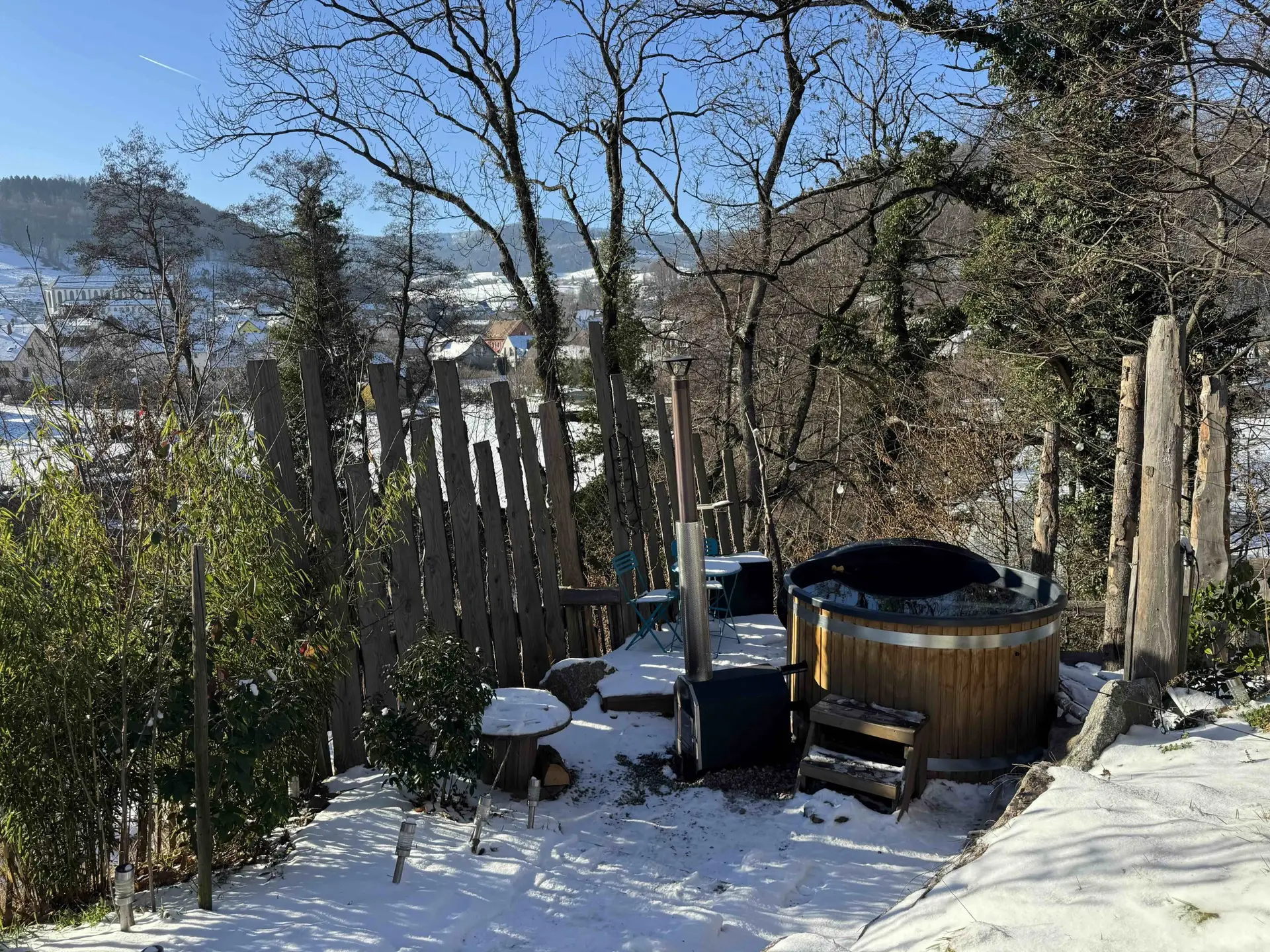 Bain nordique fumant sous la neige, Tiny House Cassiopée, Alsace en hiver