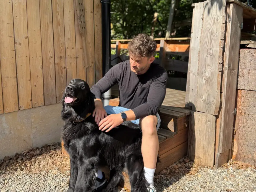 chien et son maître sur terrasse en bois